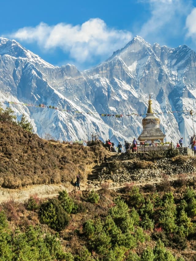 Everest trekking